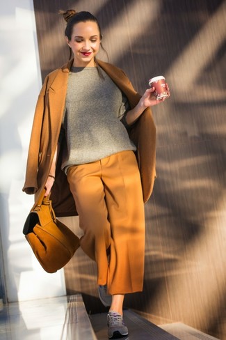 С чем носить коричневую замшевую сумку женщине