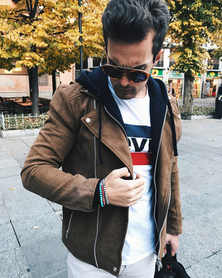 Как носить коричневую замшевую косуху с серыми брюками чинос