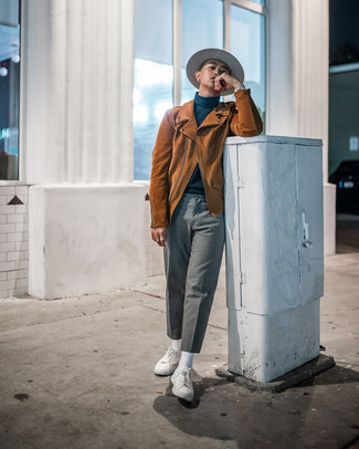 Как носить коричневую замшевую косуху с серыми брюками чинос