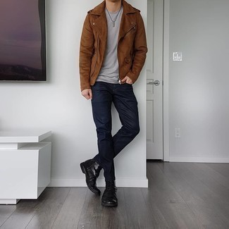 Как носить коричневую замшевую косуху с темно-синими джинсами мужчине