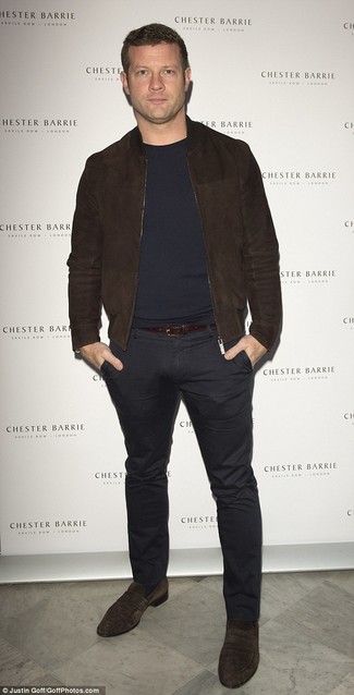 Как носить коричневый замшевый бомбер с черными брюками чинос