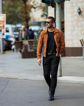 Как носить коричневый замшевый бомбер с черными брюками чинос