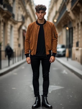 Как носить коричневый замшевый бомбер с черными джинсами мужчине