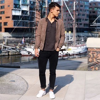Как носить коричневый замшевый бомбер с черными джинсами мужчине