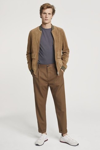 Как носить коричневый замшевый бомбер с коричневыми брюками чинос