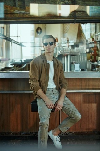 С чем носить коричневый замшевый бомбер мужчине