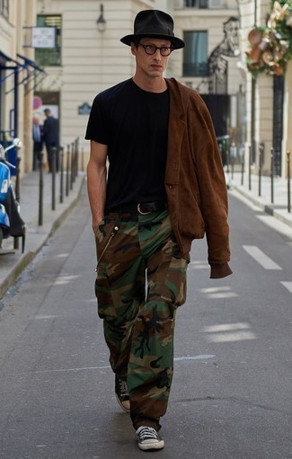 Как носить коричневый замшевый бомбер с оливковыми брюками карго