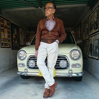 Как носить коричневый замшевый бомбер с белыми джинсами мужчине