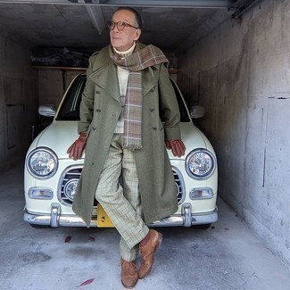 Как носить коричневые замшевые броги с белой водолазкой