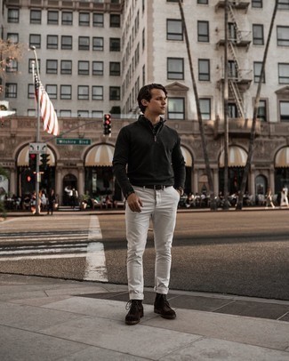 С чем носить коричневые замшевые повседневные ботинки мужчине