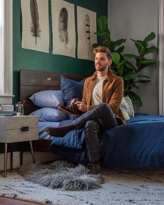 С чем носить коричневые замшевые повседневные ботинки мужчине