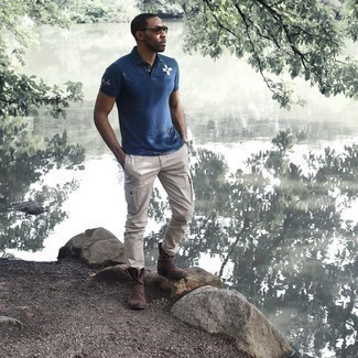 С чем носить коричневые замшевые повседневные ботинки мужчине