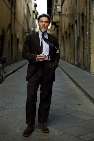 С чем носить коричневые замшевые повседневные ботинки мужчине