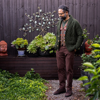 С чем носить коричневые замшевые повседневные ботинки мужчине