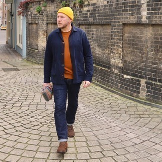 С чем носить коричневые замшевые повседневные ботинки мужчине