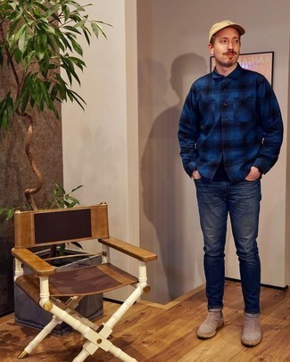 С чем носить коричневые замшевые ботинки челси мужчине