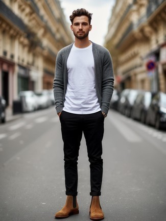 С чем носить коричневые замшевые ботинки челси мужчине