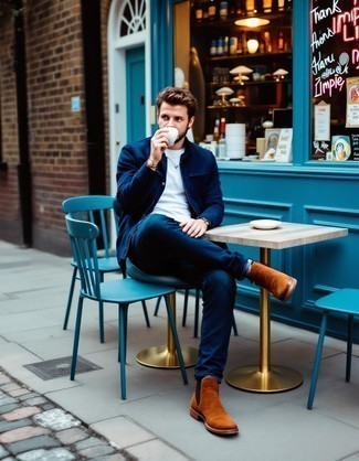 С чем носить коричневые замшевые ботинки челси мужчине