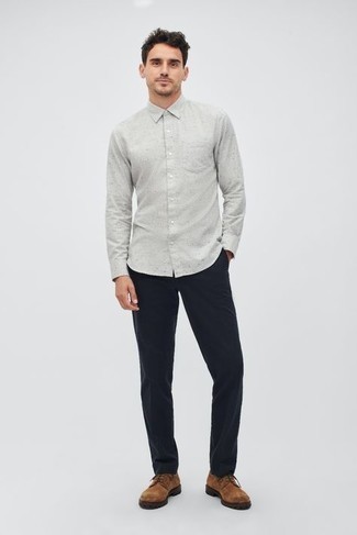 С чем носить коричневые замшевые туфли дерби