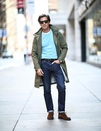 Как носить коричневые замшевые ботинки дезерты с синими джинсами