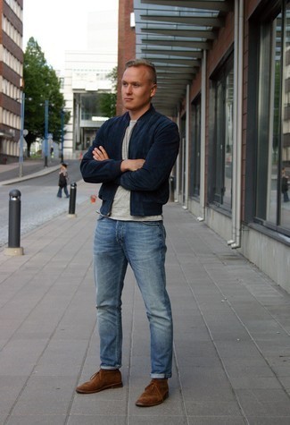 Как носить коричневые замшевые ботинки дезерты с синими джинсами