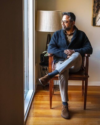 Как носить коричневые замшевые ботинки дезерты с серыми брюками чинос