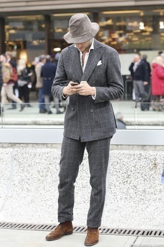 Как носить коричневые замшевые ботинки дезерты с серым шерстяным костюмом