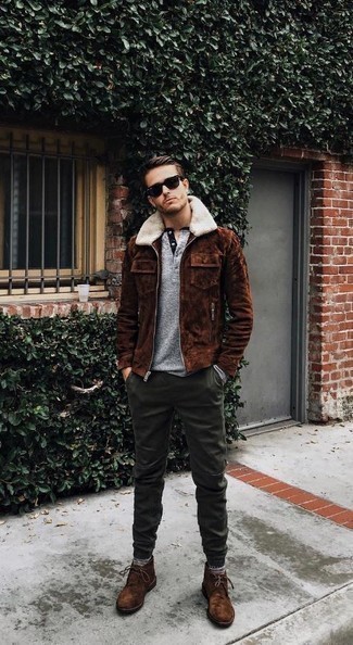 С чем носить коричневые замшевые ботинки дезерты