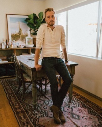 С чем носить коричневые замшевые ботинки дезерты