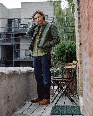 Как носить коричневые замшевые ботинки дезерты с темно-синими джинсами