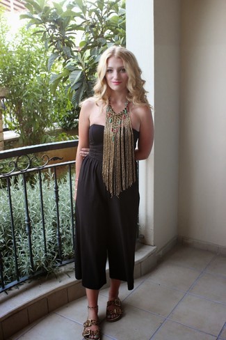 С чем носить коричневые замшевые сандалии на плоской подошве