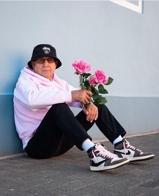 С чем носить коричневые замшевые высокие кеды мужчине