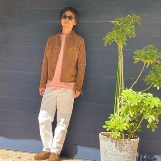 С чем носить коричневую замшевую куртку мужчине