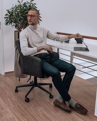 Как носить коричневые замшевые лоферы с серой водолазкой мужчине