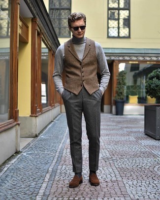 Как носить коричневые замшевые лоферы с серой водолазкой мужчине