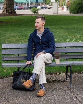 Как носить коричневые замшевые лоферы с белыми брюками чинос