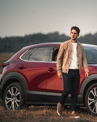 С чем носить коричневые замшевые низкие кеды мужчине