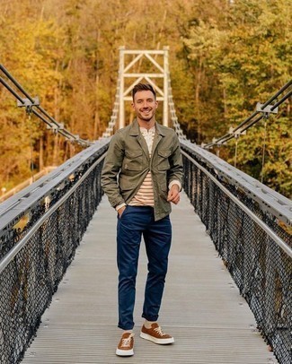 С чем носить коричневые замшевые низкие кеды мужчине