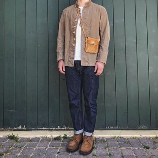 С чем носить коричневую замшевую сумку почтальона