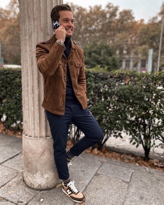 С чем носить коричневую замшевую куртку в стиле милитари мужчине