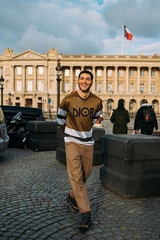 С чем носить коричневые замшевые кеды мужчине