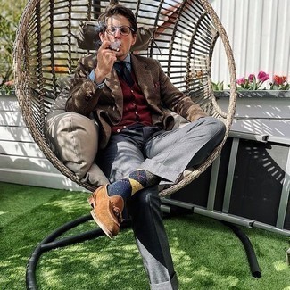 С чем носить коричневые замшевые лоферы с кисточками