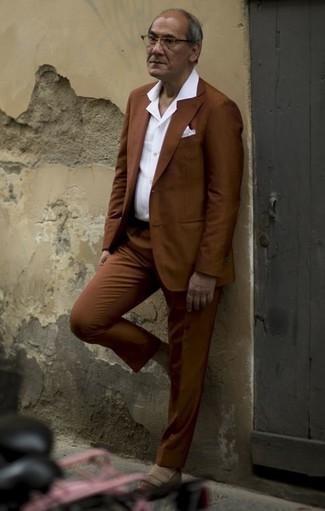 Как носить коричневый костюм с бежевыми замшевыми лоферами