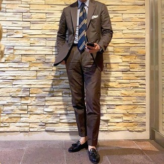 Как носить коричневый костюм с черными кожаными лоферами