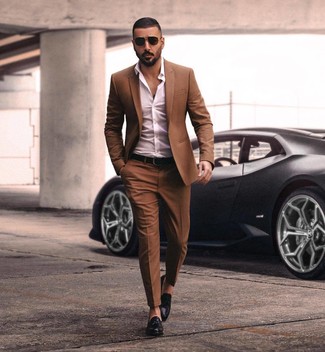 Как носить коричневый костюм с черными кожаными лоферами