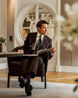 Как носить коричневый костюм с черными кожаными лоферами