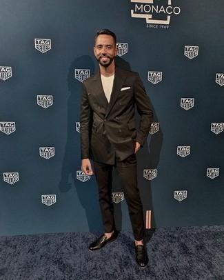 Как носить коричневый костюм с черными кожаными лоферами