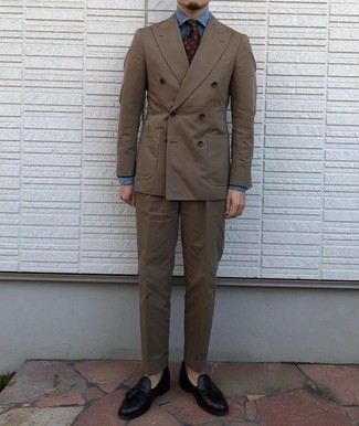 Как носить коричневый костюм с черными кожаными лоферами