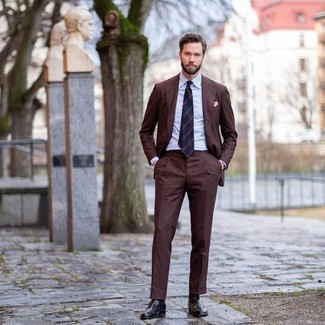 Как носить коричневый костюм с черными кожаными лоферами