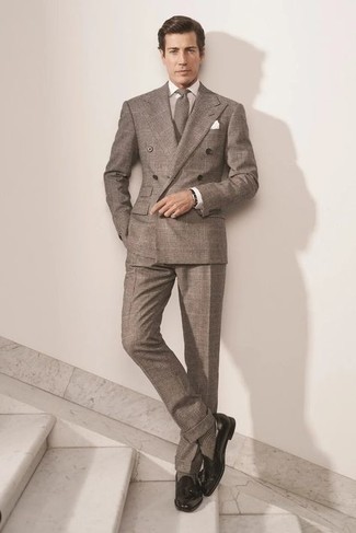 Как носить коричневый костюм с черными кожаными лоферами